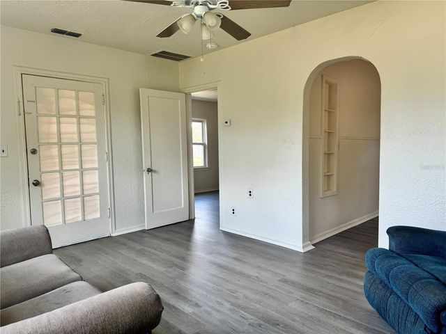 425 E SESSOMS AVENUE, Lake Wales, FL 33853