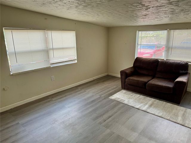 425 E SESSOMS AVENUE, Lake Wales, FL 33853
