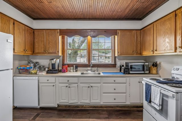 903 Days Rd, Lafayette, TN 37083