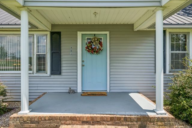 903 Days Rd, Lafayette, TN 37083