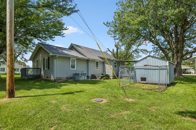 903 Days Rd, Lafayette, TN 37083