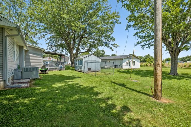 903 Days Rd, Lafayette, TN 37083