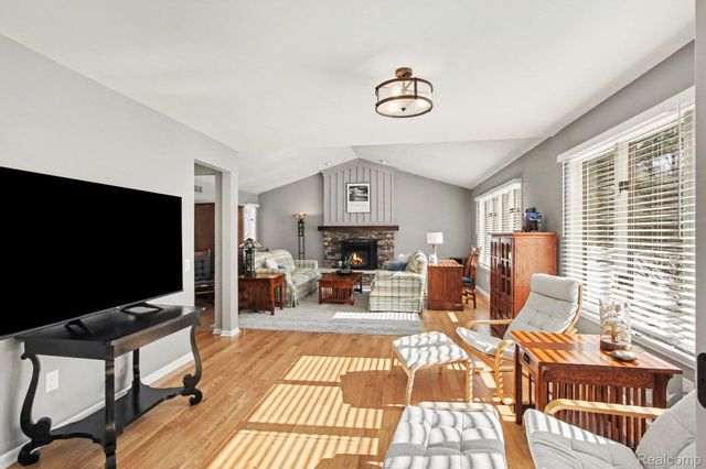 8620 Southridge Drive, Hartland Township, MI 48843