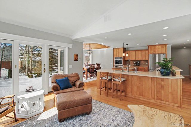 8620 Southridge Drive, Hartland Township, MI 48843