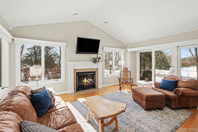 8620 Southridge Drive, Hartland Township, MI 48843