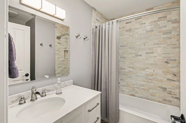 8620 Southridge Drive, Hartland Township, MI 48843