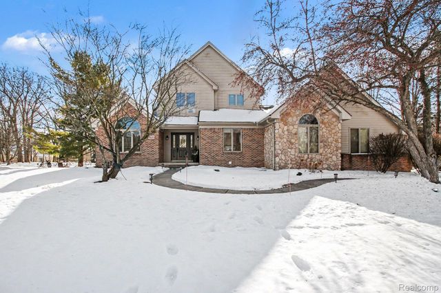 8620 Southridge Drive, Hartland Township, MI 48843
