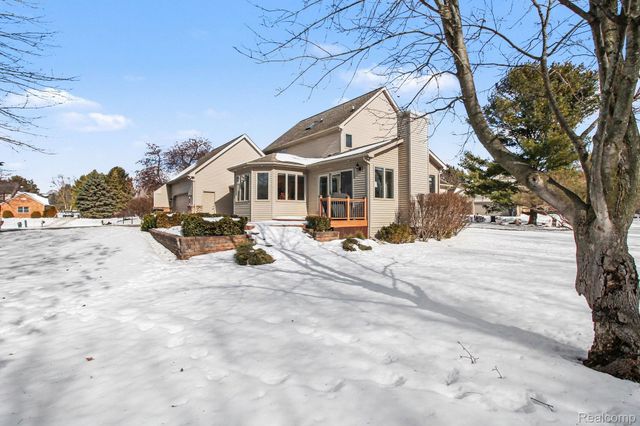 8620 Southridge Drive, Hartland Township, MI 48843