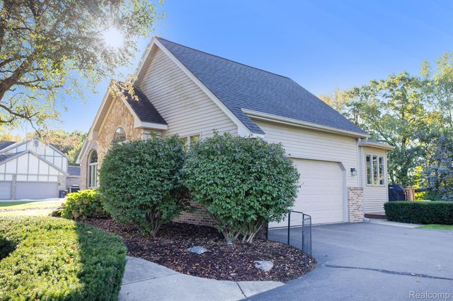 8620 Southridge Drive, Hartland Township, MI 48843