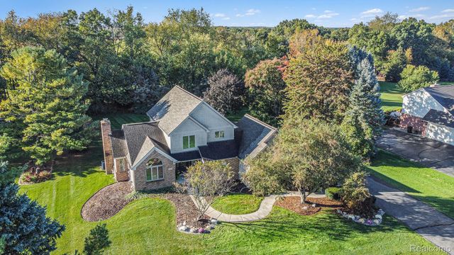 8620 Southridge Drive, Hartland Township, MI 48843