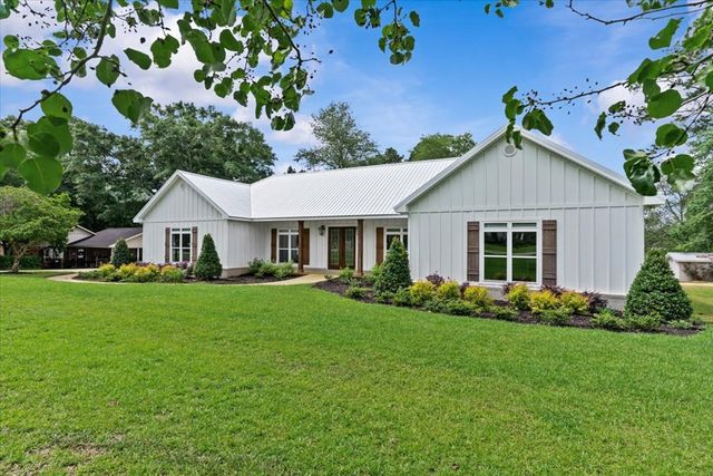 106 Lakeview Lane, Headland, AL 36345