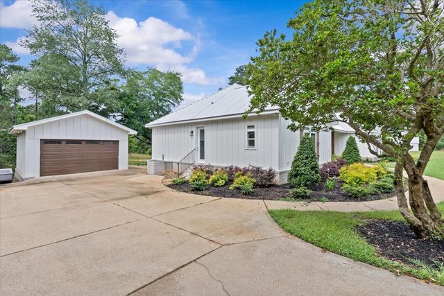 106 Lakeview Lane, Headland, AL 36345