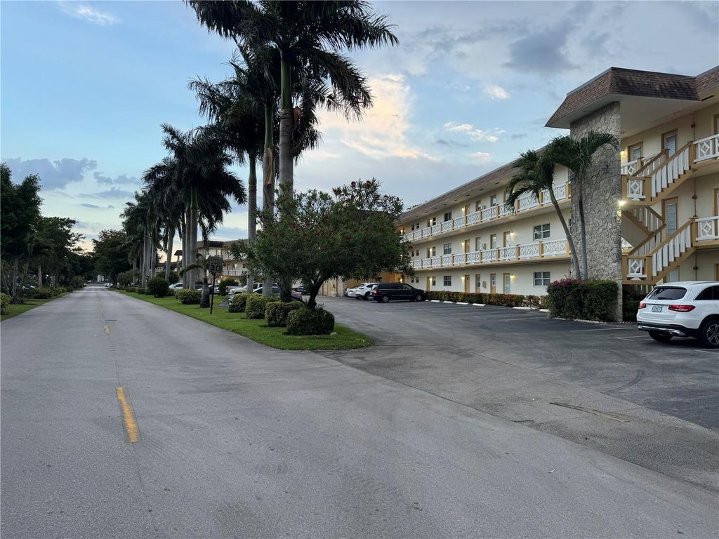 5111 W Oakland Park Blvd 307, Lauderdale Lakes, FL 33313