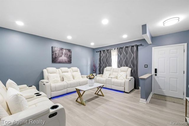 33437 Somerset Drive, Sterling Heights, MI 48312