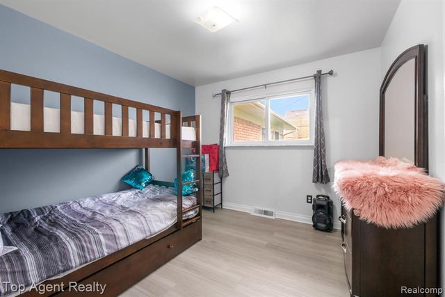 33437 Somerset Drive, Sterling Heights, MI 48312