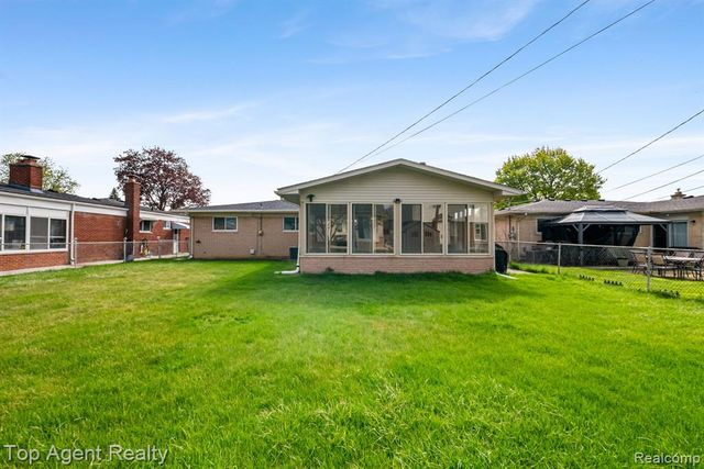 33437 Somerset Drive, Sterling Heights, MI 48312
