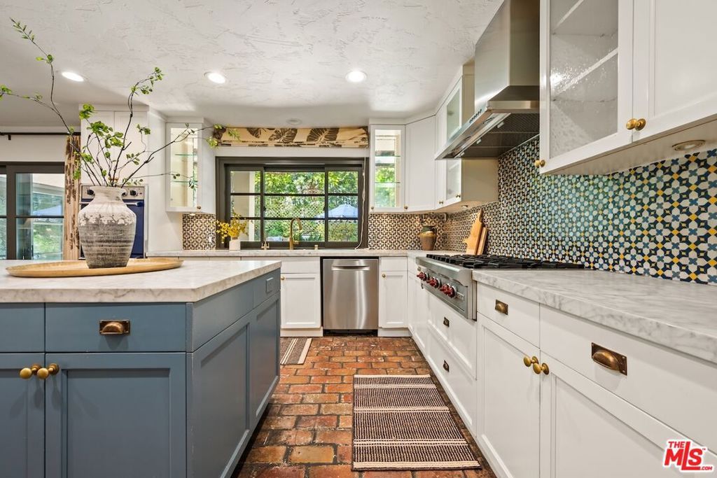 Image 10 of property listing at 11662 Duque Drive, Studio City, CA 91604