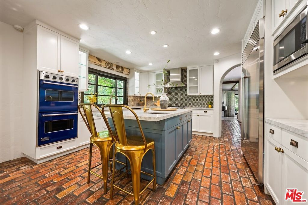 Image 12 of property listing at 11662 Duque Drive, Studio City, CA 91604