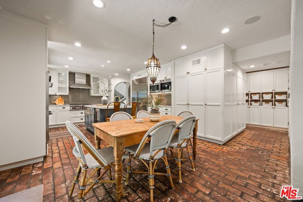 Image 13 of property listing at 11662 Duque Drive, Studio City, CA 91604
