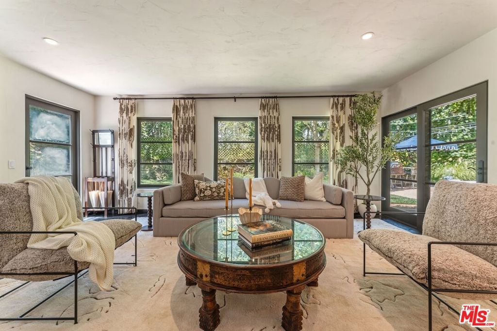 Image 16 of property listing at 11662 Duque Drive, Studio City, CA 91604