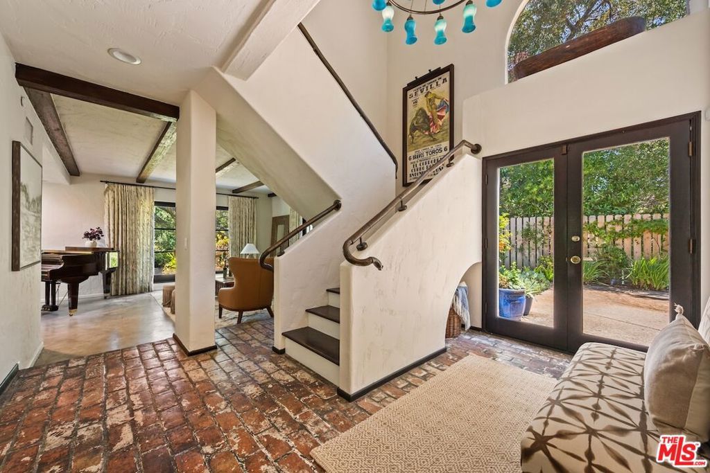 Image 2 of property listing at 11662 Duque Drive, Studio City, CA 91604