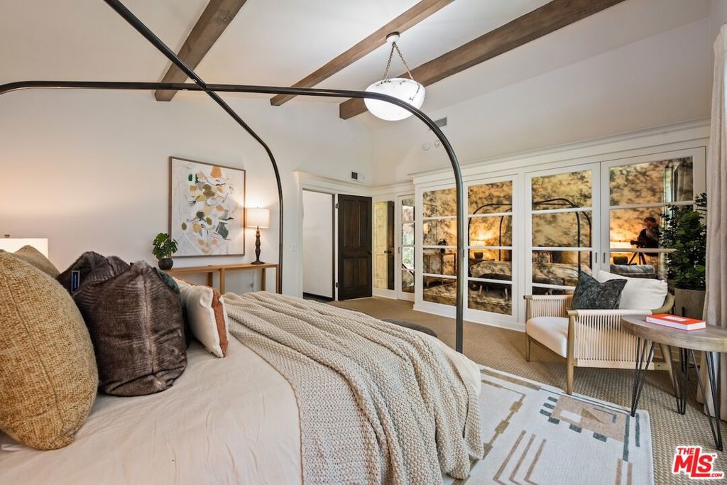 Image 23 of property listing at 11662 Duque Drive, Studio City, CA 91604