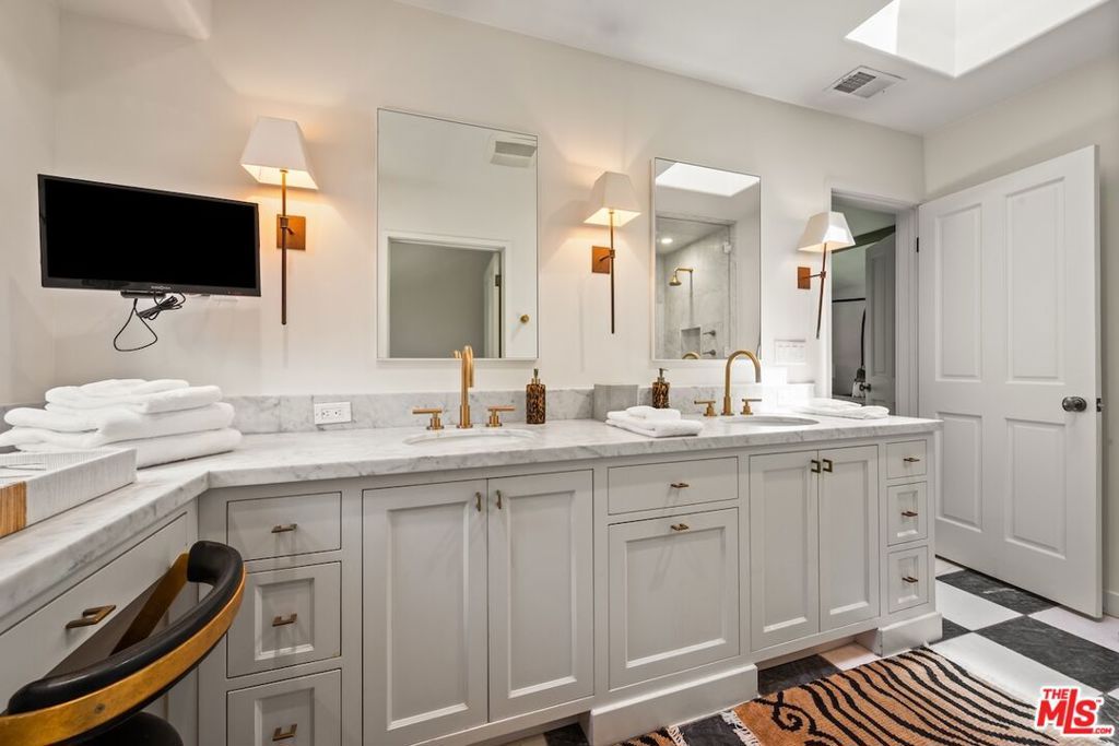 Image 26 of property listing at 11662 Duque Drive, Studio City, CA 91604