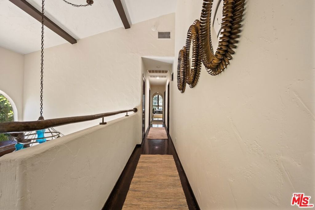 Image 27 of property listing at 11662 Duque Drive, Studio City, CA 91604