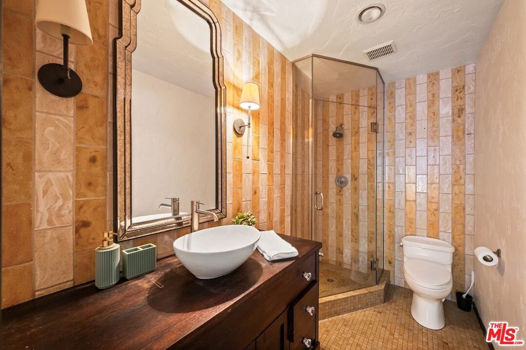 Image 29 of property listing at 11662 Duque Drive, Studio City, CA 91604