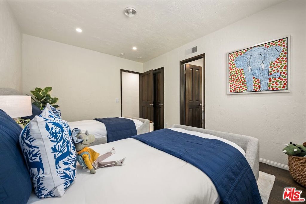 Image 30 of property listing at 11662 Duque Drive, Studio City, CA 91604