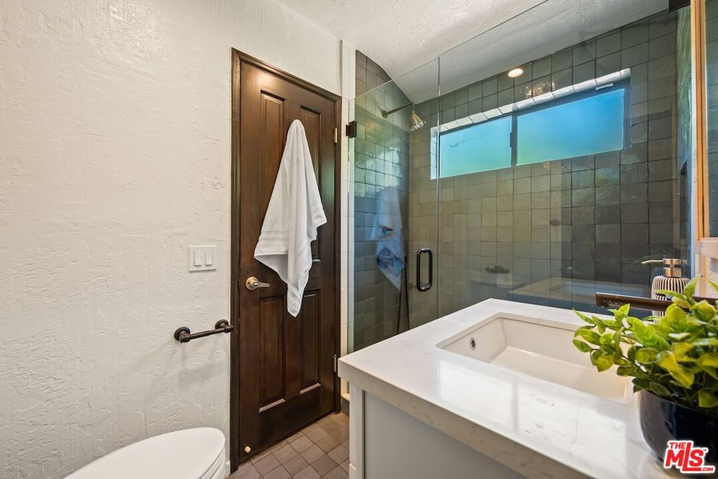 Image 33 of property listing at 11662 Duque Drive, Studio City, CA 91604