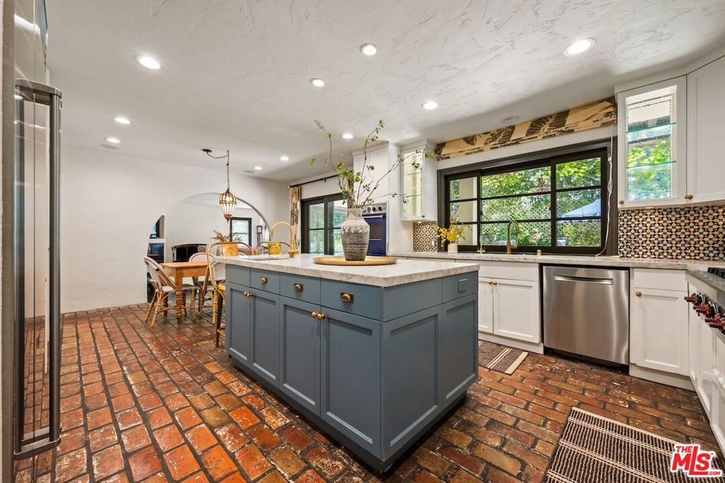 Image 9 of property listing at 11662 Duque Drive, Studio City, CA 91604