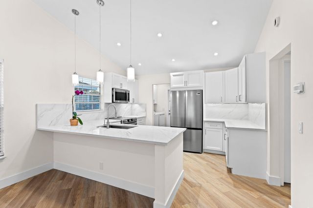 1662 Royal Forest Court, West Palm Beach, FL 33406