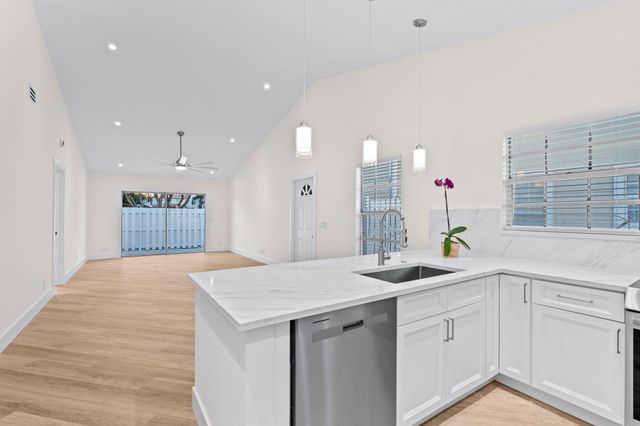 1662 Royal Forest Court, West Palm Beach, FL 33406