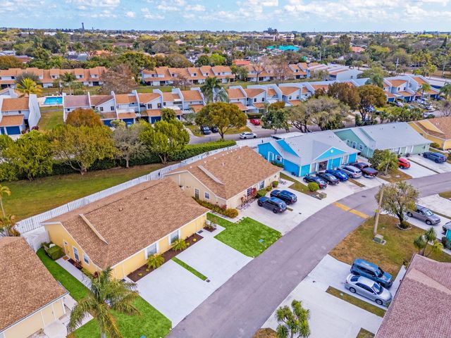 1662 Royal Forest Court, West Palm Beach, FL 33406