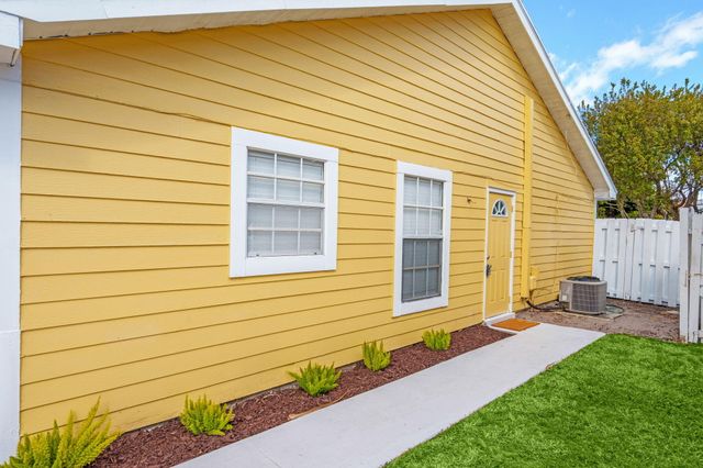 1662 Royal Forest Court, West Palm Beach, FL 33406