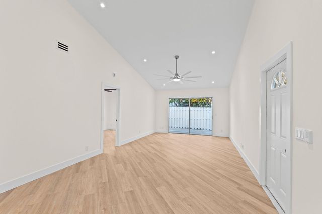 1662 Royal Forest Court, West Palm Beach, FL 33406