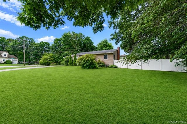 2 Amarr Drive, Shirley, NY 11967