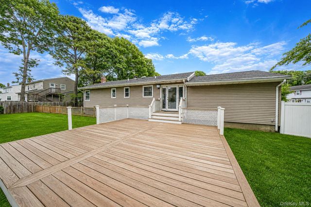 2 Amarr Drive, Shirley, NY 11967