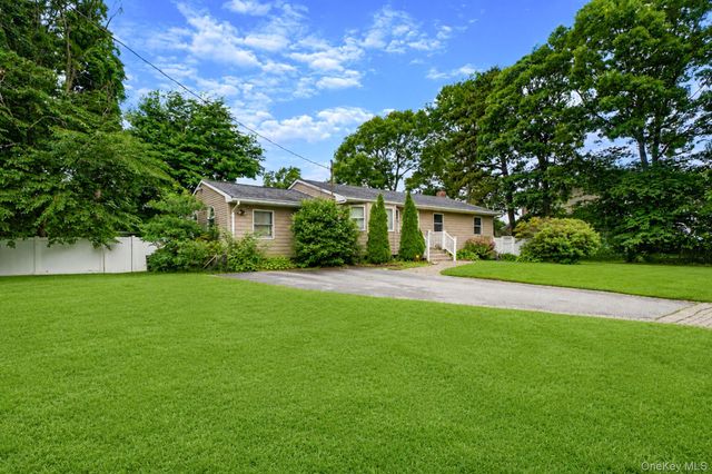 2 Amarr Drive, Shirley, NY 11967