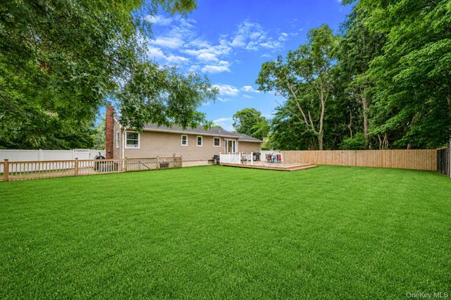 2 Amarr Drive, Shirley, NY 11967