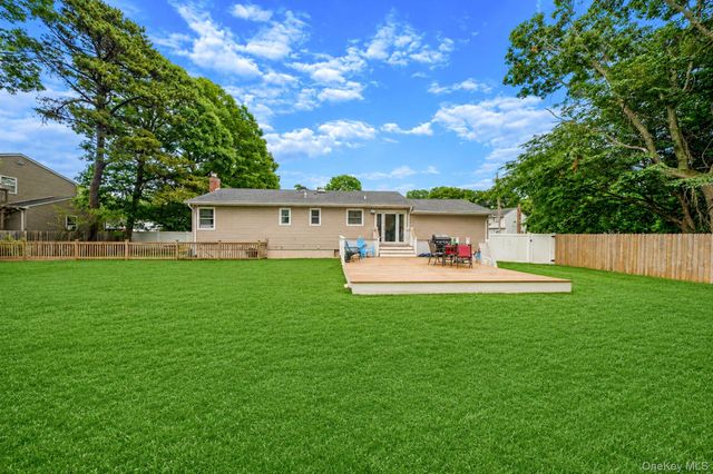 2 Amarr Drive, Shirley, NY 11967