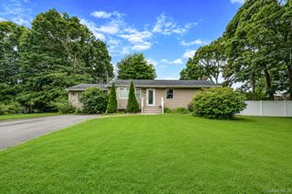 2 Amarr Drive, Shirley, NY 11967