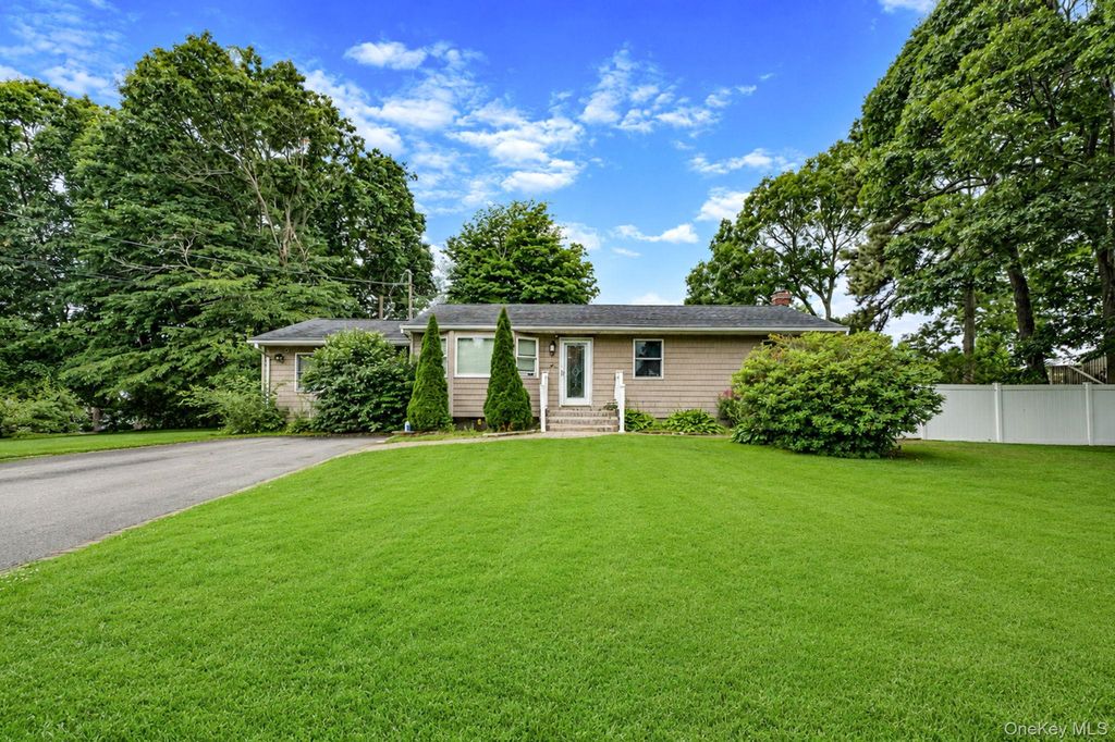 2 Amarr Drive, Shirley, NY 11967
