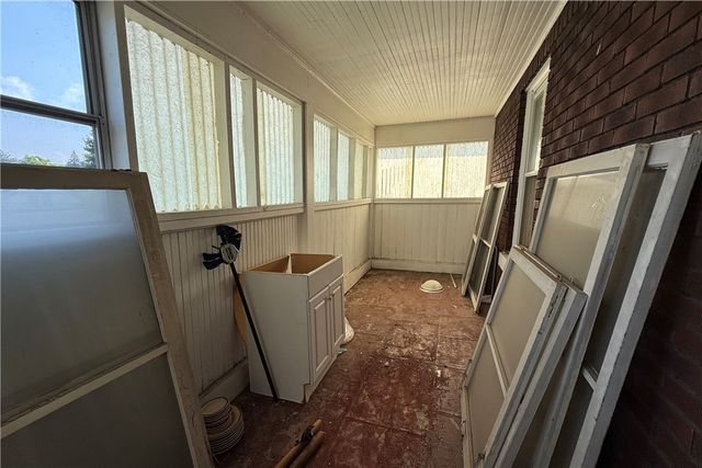 1045 Myrtle Pl, Sharon, PA 16146