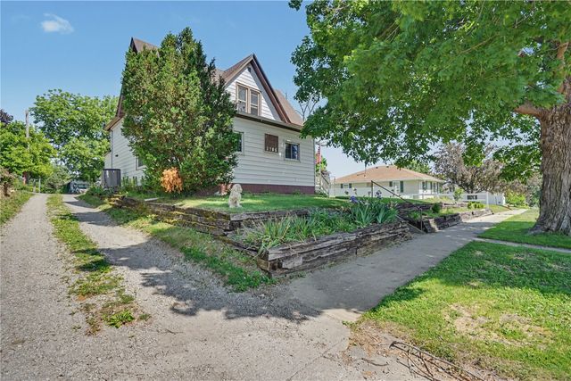 1705 7th Avenue, Belle Plaine, IA 52208