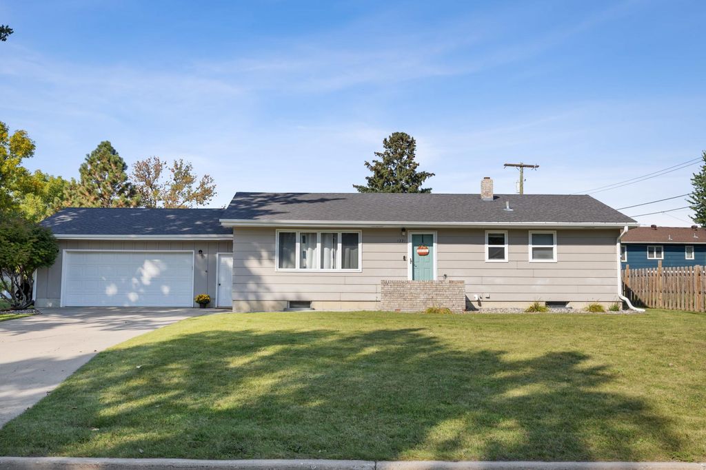 1221 1st Street N, Casselton, ND 58012