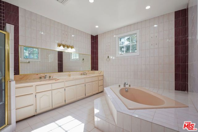 5545 Aura Avenue, Tarzana (los Angeles), CA 91356