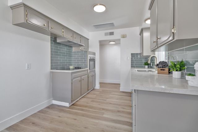 896 W Holland Avenue, Clovis, CA 93612