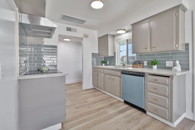 896 W Holland Avenue, Clovis, CA 93612